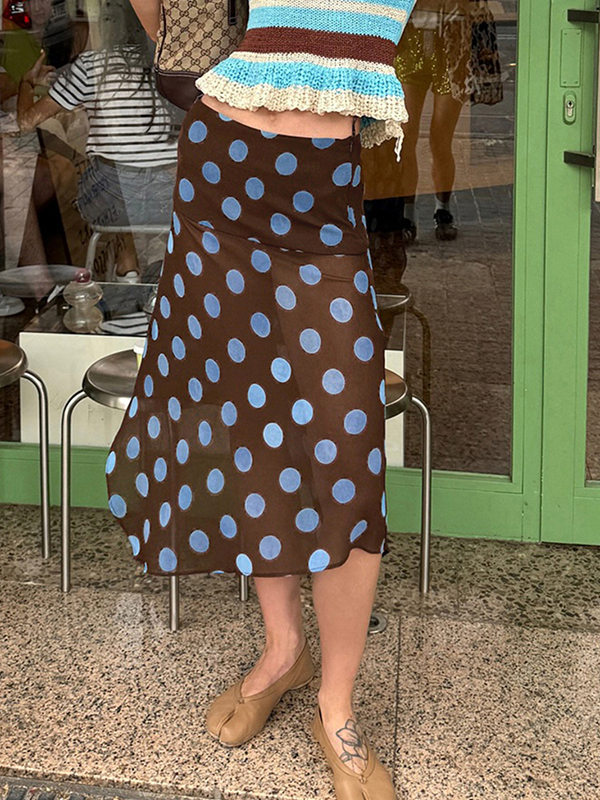 Falda larga con colores contrastantes para un aire vacacional