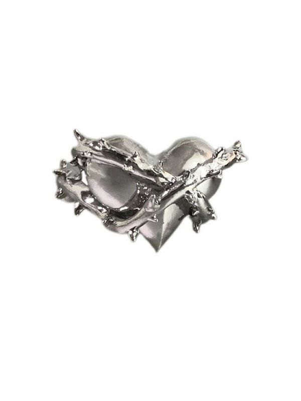 Anillo de brazalete con decoración de corazón de espinas