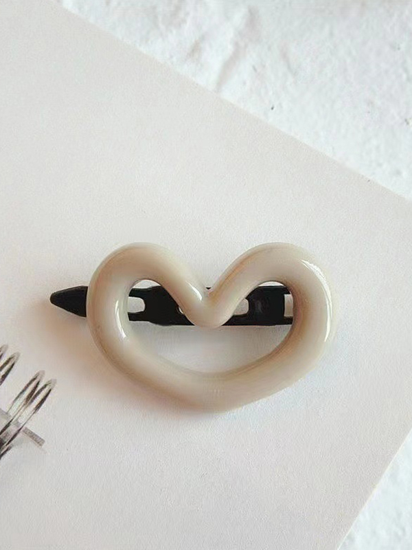 1 clip para el pelo con diseño de corazón.